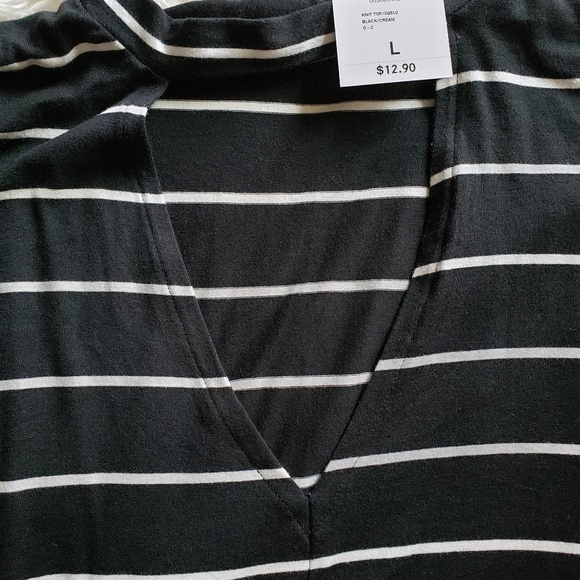 **3/30*** Black and white 3/4 sleeve top - Picture 2 of 3